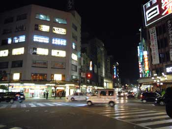 金沢片町交差点（スクランブル交差点）左「ＡＰＡ片町第３ビル」　右「エルイースト」